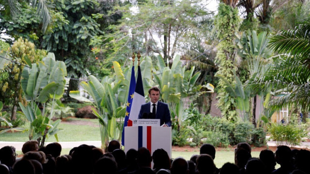 Le président français Emmanuel Macron prononce son discours à la communauté française à la résidence de l'ambassadeur de France à Libreveille le 2 mars 2023.
Crédit Photo: LUDOVIC MARIN / AFP