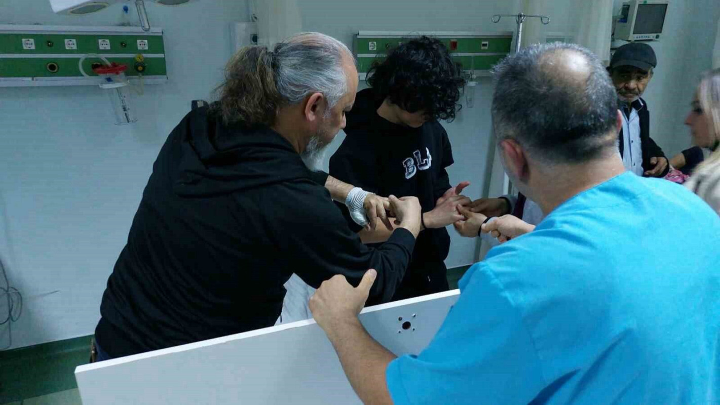 Lise öğrencisi parmağının sıkıştığı dolap kapağıyla hastaneye kaldırıldı