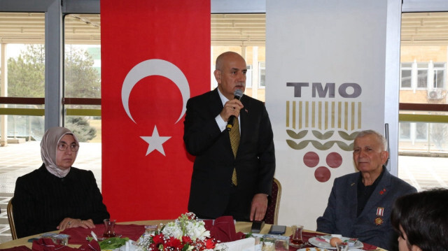 Tarım ve Orman Bakanı Vahit Kirişci TMO Ankara misafirhanesinde depremzedelerle bir araya geldi. 