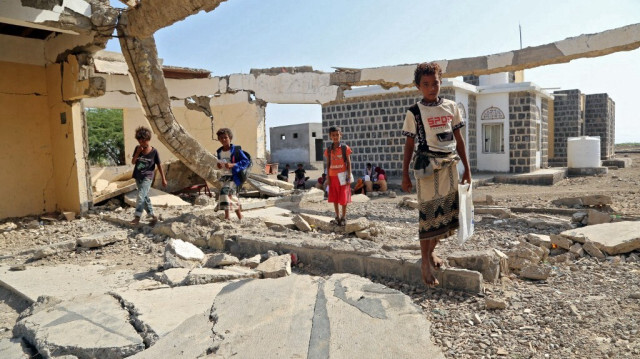 Des enfants yéménites se rendent dans une école endommagée dans la province occidentale de Hodeida, déchirée par la guerre. Crédit photo: KHALED ZIAD / AFP