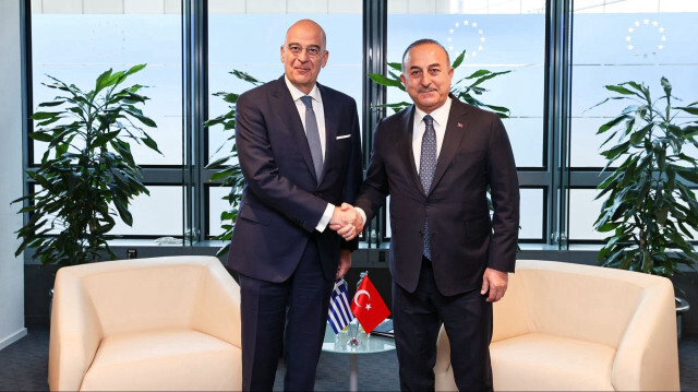 Dışişleri Bakanı Mevlüt Çavuşoğlu (sağda) Brüksel'de, Yunanistan Dışişleri Bakanı Nikolaos Dendias (solda) ile görüştü.

