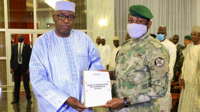 Le Colonel Assimi Goïta présente, le projet de Constitution. Crédit Photo: APANEWS