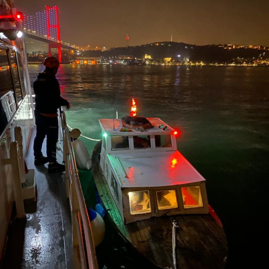 15 Temmuz Şehitler Köprüsü önlerinde sürüklenen tekne kurtarıldı
