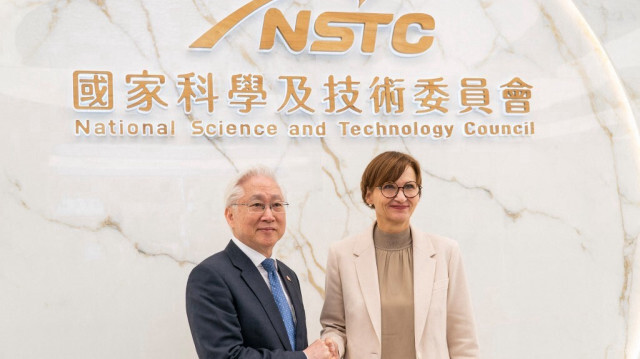 Le directeur  du NSTC, Wu Tsung-tsong et la ministre de l'Education allemande,  Bettina Stark-Watzinger. Crédit Photo: Handout / Taiwan’s National Science and Technology Council (NSTC) / AFP