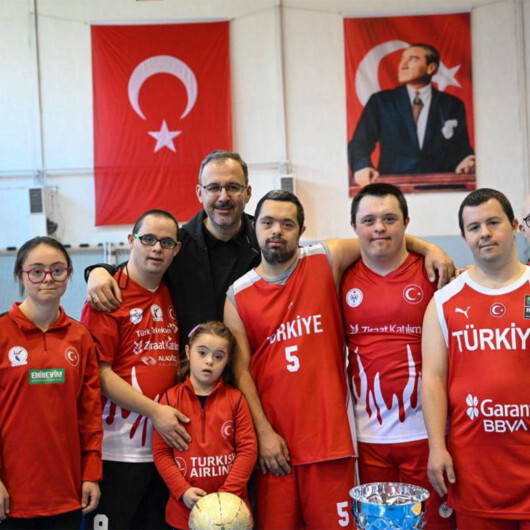 Bakan Kasapoğlu down sendromlu milli sporcular ile basketbol oynadı