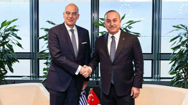 Türkiye's Foreign Minister Mevlut Cavusoglu (R) and his Greek counterpart Nikos Dendias (L)