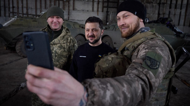 Des militaires ukrainiens se prenant en photo avec le président ukrainien V. Zelensky. Crédit Photo: Handout / UKRAINIAN PRESIDENTIAL PRESS SERVICE / AFP