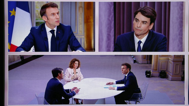Le président français E. Macron lors de parution à la télévision française accompagné des présentateurs Julian Bugier et Marie-Sophie Lacarrau. Crédit Photo: Ludovic MARIN / AFP