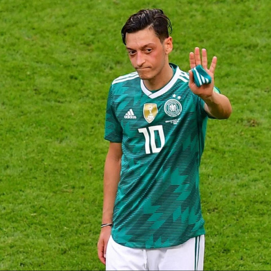 قدم.. مسعود أوزيل يُعلن اعتزاله اللعب نهائيا