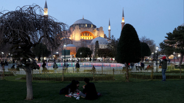إسطنبول.. أتراك وأجانب يفطرون أول أيام رمضان بميدان السلطان أحمد
