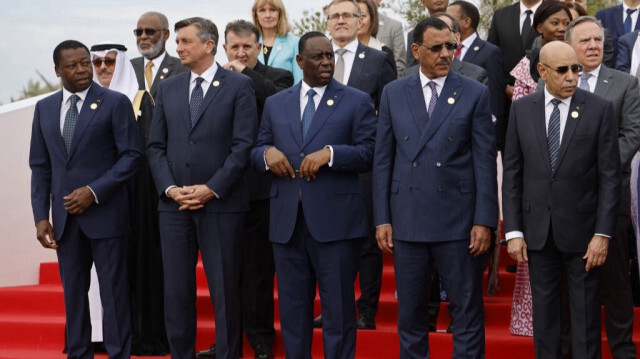 Le président du Togo Faure Gnassingbe (à gauche), le président du Sénégal Macky Sall (C), le président du Niger Mohamed Bazoum (2e-à droite) et le président mauritanien Mohamed Ould Ghazouani (à droite) arrivent pour une photo de groupe lors du 18e sommet des pays francophones à Djerba le 19 novembre 2022.
Crédit Photo: Ludovic MARIN / AFP