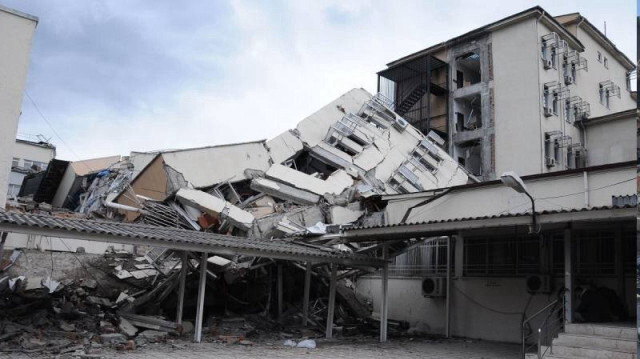 Şanlıurfa'da depremde duvarı yıkılan apartmanın inşaatından sorumlu üç zanlı hakkında iddianame.
