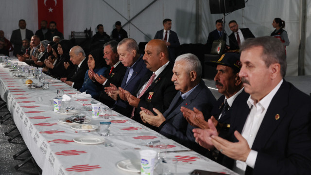 Cumhurbaşkanı Erdoğan ilk orucunu Kahramanmaraş'ta depremzedelerle açtı.