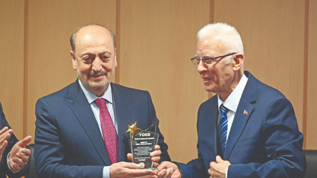 TÜED Genel Başkanı Kazım Ergün(sağda), Çalışma ve Sosyal Güvenlik Bakanı Vedat Bilgin'e emeklilere katkı ve hizmetlerinden dolayı plaket takdim etti.