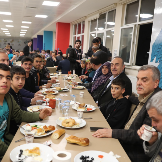 Bakan Çavuşoğlu Şanlıurfa'da depremzedelerle sahur yaptı