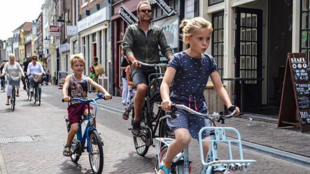Hollanda’da çocuklar 2024'ten itibaren her iki ebeveynin soyadını taşıyabilecek.