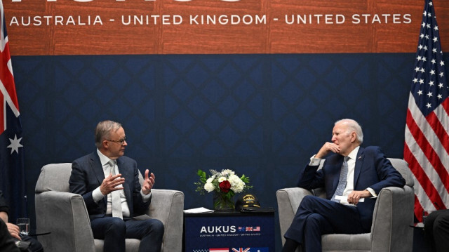 Le président américain Joe Biden (D) rencontre le Premier ministre australien Anthony Albanese (G) lors du sommet AUKUS. Crédit Photo: Jim WATSON / AFP