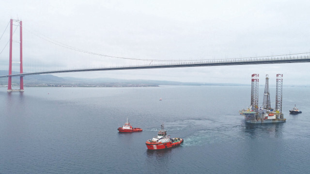 Geminin geçişi için Çanakkale Boğaz'ı yaklaşık 15 saat gemi trafiğine kapatıldı.