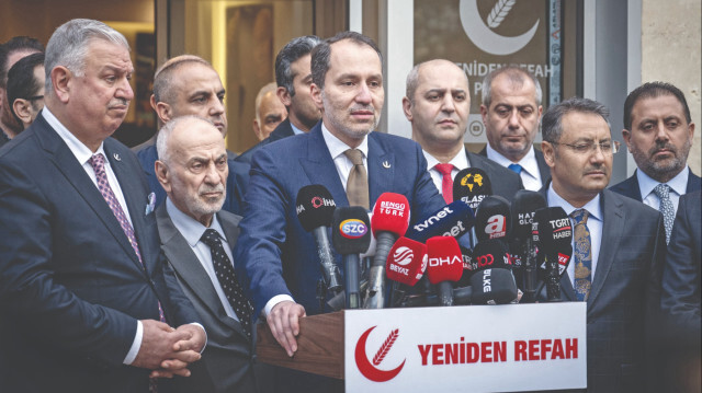Yeniden Refah Partisi Genel Başkanı Fatih Erbakan, partisinin genel merkezi önünde gazetecilere açıklama yaptı.