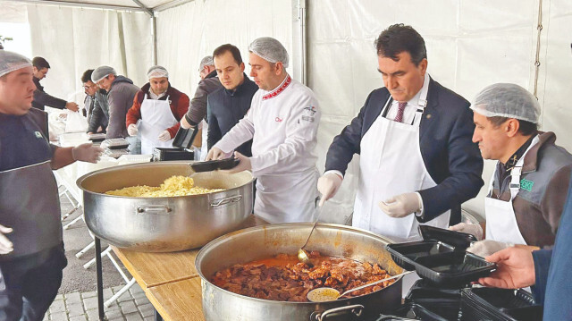 Osmangazi Belediye Başkanı Mustafa Dündar, iftarda yemek servis etti.
