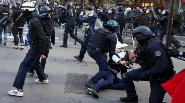جمعية فرنسية: عنف الشرطة ضد المتظاهرين يلقاه المهاجرون منذ سنوات