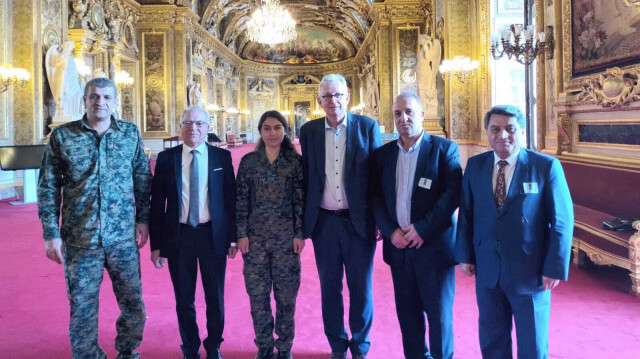 Le sénateur français, Pierre Laurent a publié une photo avec des représentants de l'organisation PKK/YPG reconnue terroriste par l'Union Européenne.