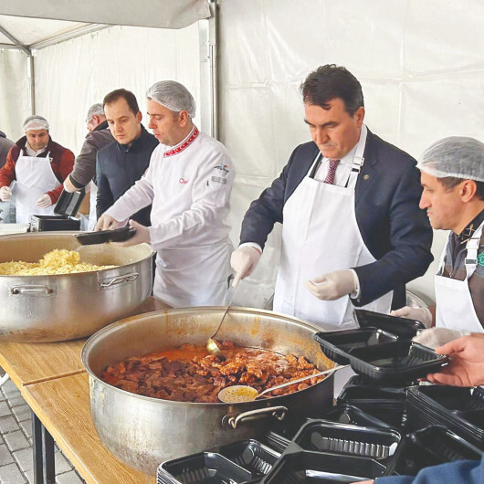 Başkan Dündar iftarda yemek servis etti