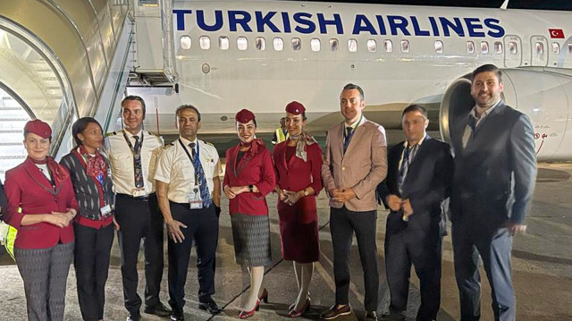 Membres de l'équipage du premier vol Turkish Airlines vers la Zambie après la réouverture de la ligne. Crédit photo: AA
