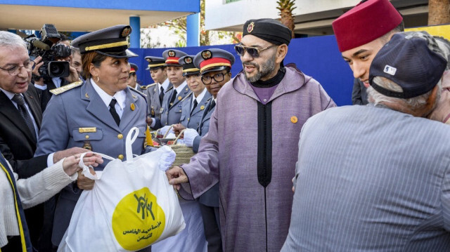 Le roi marocain Mohammed VI, accompagné du prince héritier Moulay el-Hassan, lançant l'opération nationale "Ramadan 1444", initiée par la Fondation Mohammed V pour la solidarité à l'occasion du mois sacré de jeûne musulman du Ramadan, à Sale.
Crédit Photo: Palais royal marocain / AFP