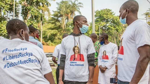 Des partisans de Réckya Madougou devant la Cour de répression des infractions économiques et du terrorisme (CRIET), à Porto-novo, au Bénin, le 10 décembre 2021. cRÉDIT PHOTO: YANICK FOLLY / AFP