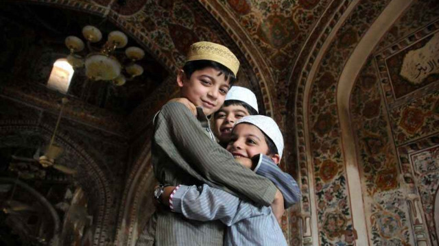 Cami'de sarılan çocuklar, Arşiv.