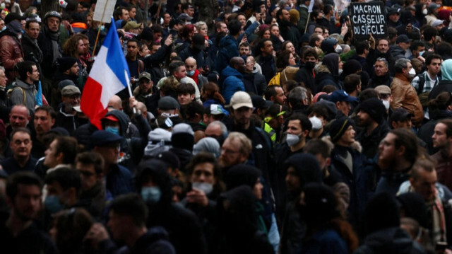 Fransa'da emeklilik reformu karşıtları iktidar milletvekilinin kapısına duvar ördü.