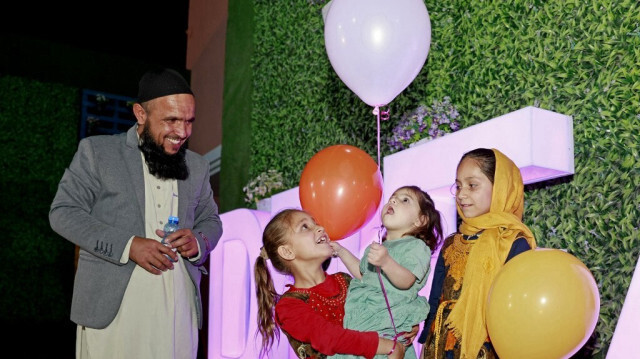 La petite Afghane Maryam retrouve son oncle et ses sœurs à Doha. Crédit photo: KARIM JAAFAR / AFP