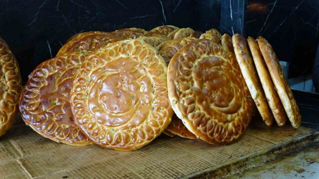 Tokat'ta Ramazan ayına özel lezzetler arasında yer alan nohut mayalı çörek, tezgahlardaki yerini aldı.