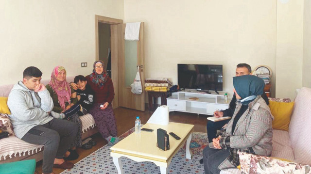 Bölgedeki boş TOKİ evleri kurayla depremzedelere veriliyor.