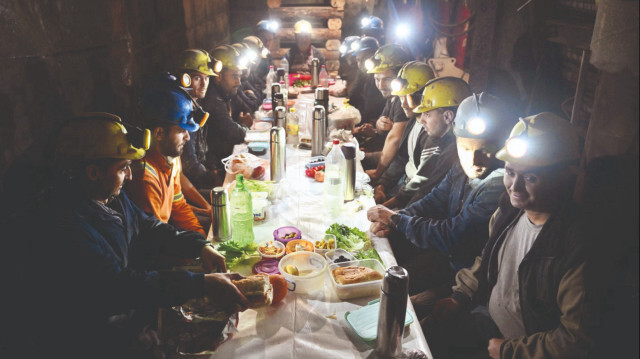 Somalı madenciler iftar sofralarını yer altında kuruyor.