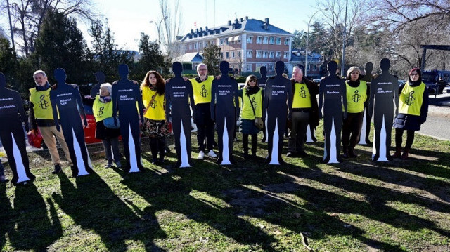 Des membres d'Amnesty International se tiennent à côté de silhouettes mannequins portant le slogan "No More Melilla" en référence aux évènements de l'enclave espagnole de Melilla, devant le palais de La Moncloa à Madrid le 1er février 2023. Crédit Photo: JAVIER SORIANO / AFP