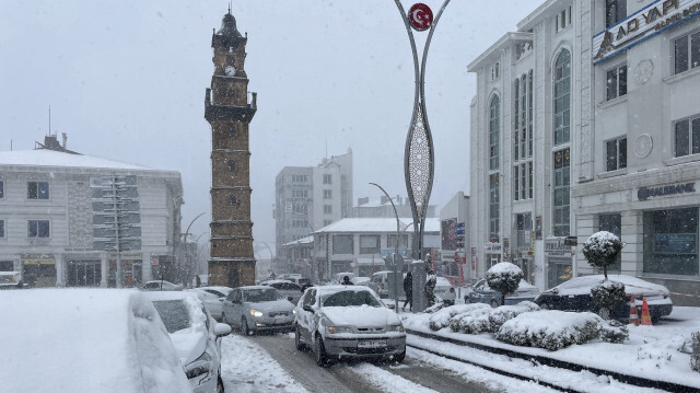 Yozgat'ta kar yağışı etkili oluyor. 
