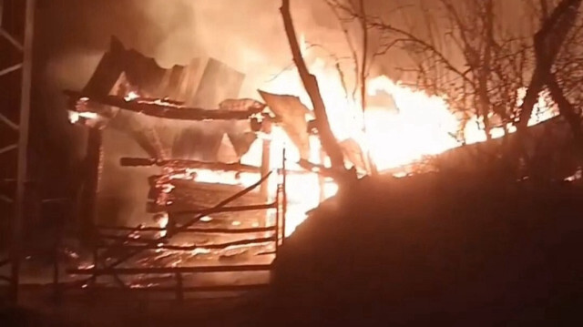 Kontrol altına alınan yangın söndürülürken 3 ev ve 1 samanlık kullanılamaz hale geldi