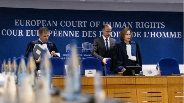 La présidente irlandaise de la CEDH, Siofra O'Leary (G) et le juge slovène Marko Bosnjak (D). Crédit Photo: PATRICK HERTZOG / AFP
