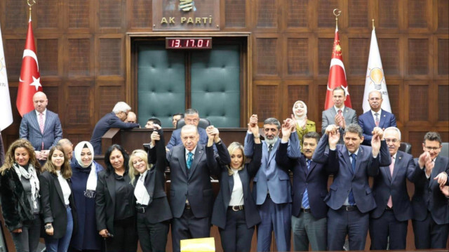 استقالة 1000 عضو من حزب الجيد المعارض وانضمامهم لحزب العدالة والتنمية وأردوغان يكرمهم
