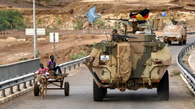 Des soldats allemands de la MINUSMA traversent le pont du fleuve Niger. Crédit Photo: SEYLLOU / AFP / ARCHIVES