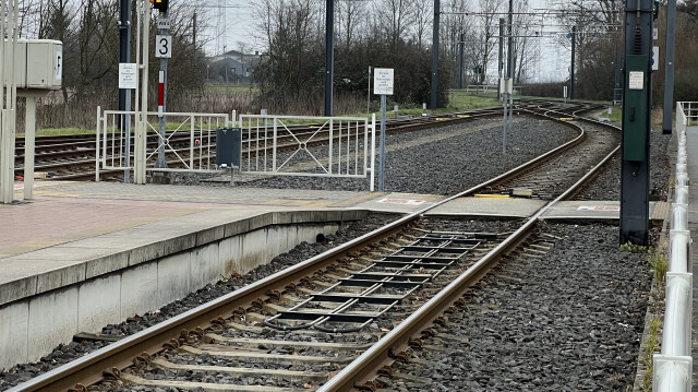 <p>Almanya'da bazı eyaletlerde kamu çalışanlarının düzenlediği "büyük uyarı grevi" toplu taşıma ulaşımını büyük ölçüde aksattı.</p>