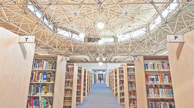  Yakın Doğu Üniversitesi Büyük Kütüphane, depremzede öğrencilerin kullanımına açıldı.