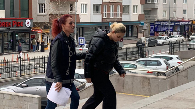 ​"Şüphelinin sadece hasta muayene etmekle kalmayıp bizzat ameliyatlara katılarak hastalar üzerinde dikiş işlemi yaptığı tespit edildi. Alınan savunmasında da bu hususu ikrar ederek ameliyattan sonra hastalara dikiş attığını beyan ettiği, ayrıca yine şüphelinin telefonu üzerinde yapılan bilirkişi incelemesi sonrasında tespit edilen görüntülerden anlaşılacağı üzere; şüphelinin birçok kez farklı branşların  ameliyatlarına katıldığı, bu ameliyatların bir kısmının çocuk cerrahisi bölümü, bir kısmının ise kadın doğum hastalıkları bölümüne ait ameliyatlar olduğu, zira görüntüler üzerinde yapılan inceleme sonrası hazırlanan bilirkişi raporu içerisinde bulunan görüntüler tetkik edildiğinde; şüphelinin katılmış olduğu ameliyatlarda sezaryenle doğum ameliyatı, bizzat kendisinin 'itinayla karaciğerden kazıyarak app çıkarılır' şeklinde alıntı yaptığı apandisit ameliyatı, yine ameliyat masasında yatan hastanın başında tek başına dikiş yaptığına dair görüntüler, şüphelinin üzerinde resmi kurum yaka kartı olduğu halde Çerkezköy Devlet Hastanesi acil girişinde çekilen fotoğrafı, diğer hastane personellerince şüpheliye eldiven giydirilip dezenfektan yaptırılarak ameliyata hazırlandığına ilişkin görüntüler tespit edildi. Cumhuriyet Başsavcılığımız tarafından yapılan soruşturma neticesinde şüphelinin ikametinde yapılan aramayla ele geçen kartlar üzerinde herhangi bir çip bulunmaması, şüphelinin adının Ayşe Özkiraz olmasına karşın kartlar üzerinde 'Ayşem Özkiraz' yazılı olması, şüphelinin Çerkezköy Devlet Hastanesi, İstanbul Üniversitesi olmadığının tespiti yönünde bu kurumlara yazılan müzekkerelere herhangi bir resmi görevinin Cerrahpaşa Tıp Fakültesi Dekanlığı'nda herhangi bir resmi sıfatla görevli olup olmadığı, öğrenci kartlarını kendisinin bastırdığını beyan ederek ikrarda bulunması sebebiyle ve öğrenci kaydı bulunmadığı yönünde cevaplar verilmesi ile şüphelinin savunmasında kartların sahte olarak düzenlendiğinin tespit edildi." 