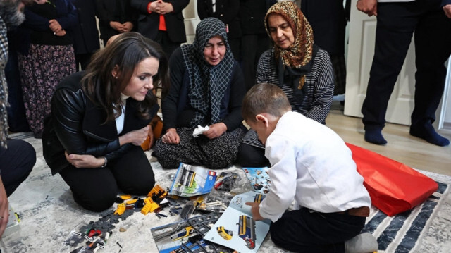 رئيسة المجر تلتقي طفلا أنقذته فرق بلادها من أنقاض زلزال تركيا
