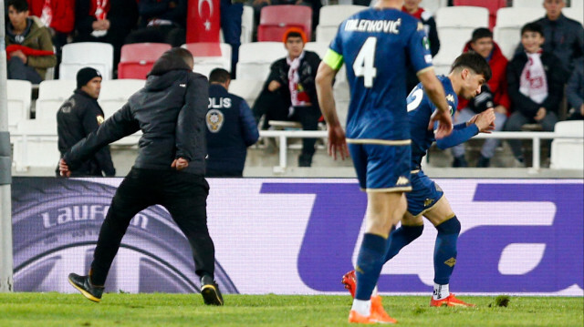 Sivasspor-Fiorentina maçında sahaya inen taraftarlar İtalyan ekibinin futbolcusuna saldırmıştı.