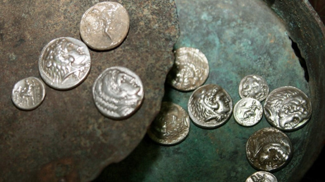 Des pièces de monnaie datant de l'époque d'Alexandre le Grand. Crédit photo: HO / SANA / AFP / ARCHIVE