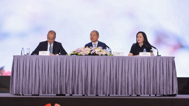 Le directeur financier de Huawei, Meng Wanzhou, le vice-président et actuel président tournant, Eric Xu. Crédit photo: RST / AFP