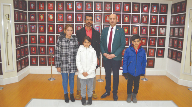 Ferhat Gedik’in depremzede kardeşi Arif Gedik ailesiyle Türkiye Harp Malulü Gaziler Şehit Dul ve Yetimleri Derneği Afyonkarahisar Şubesi’ni ziyaret etti.